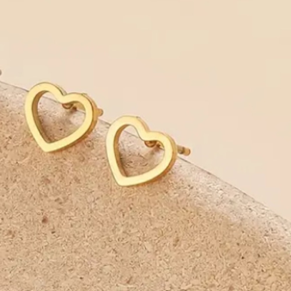 NEW Dainty Heart stud Earrings in Gold color - Boutique